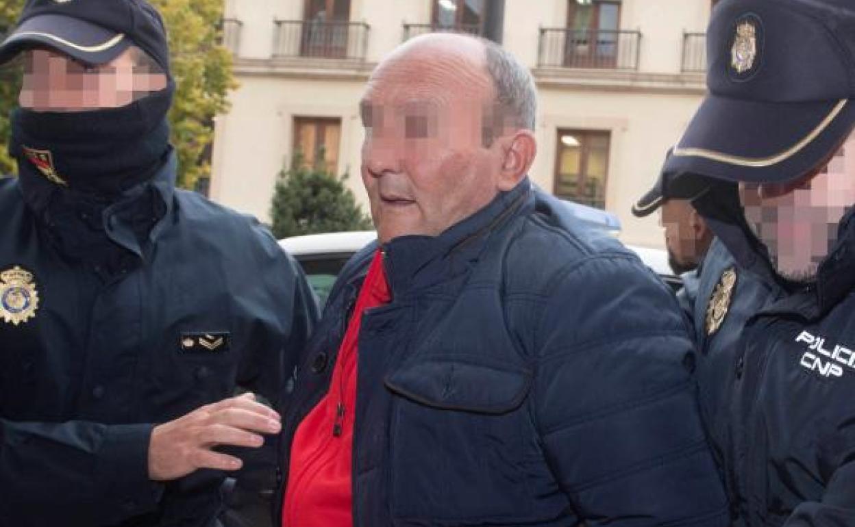 Dos policías nacionales entran a la Audiencia de Granada al acusado. 