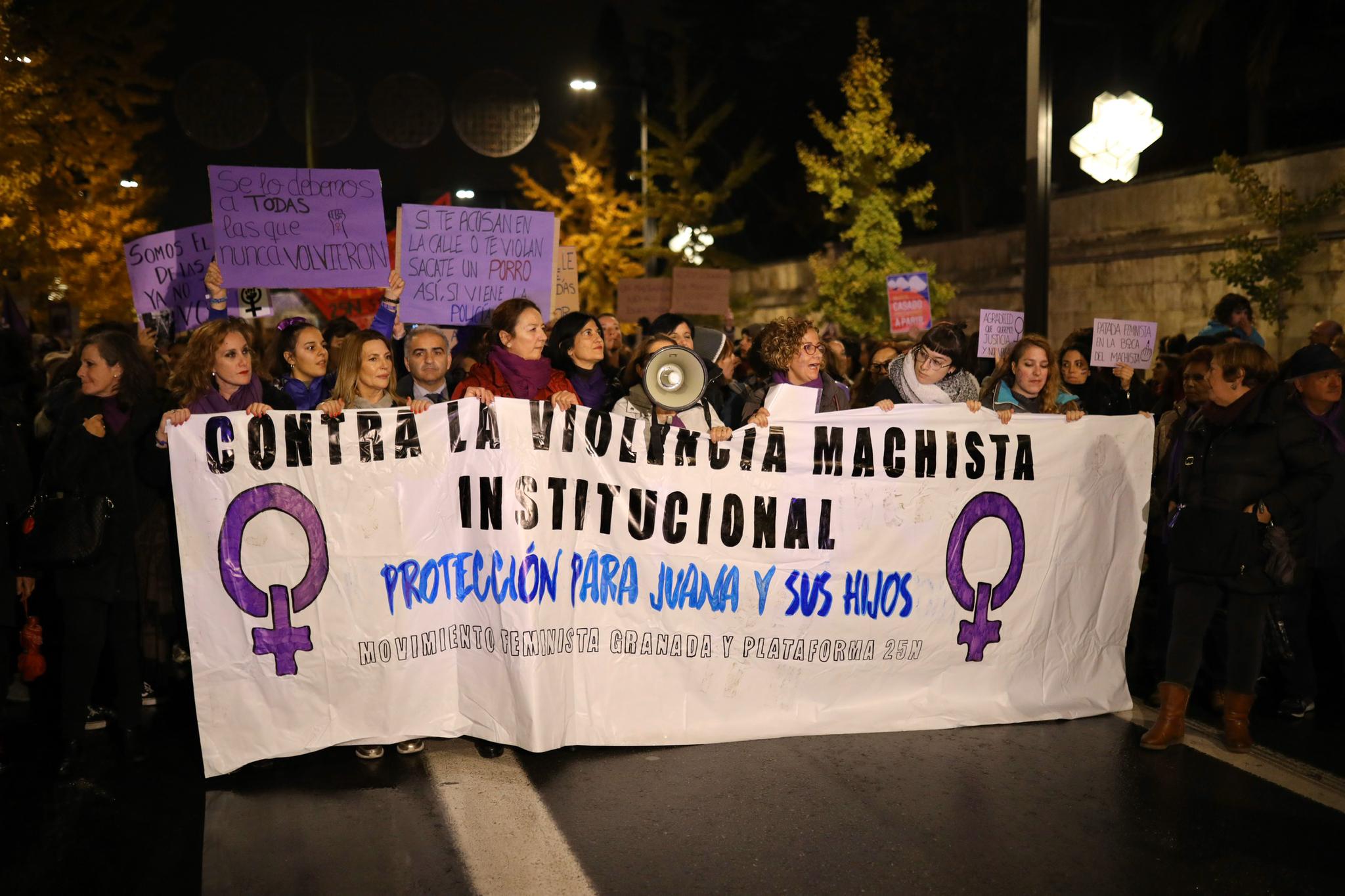 La manifestación con motivo del 25N ha puesto en valor la figura de la mujer con numerosos cánticos 