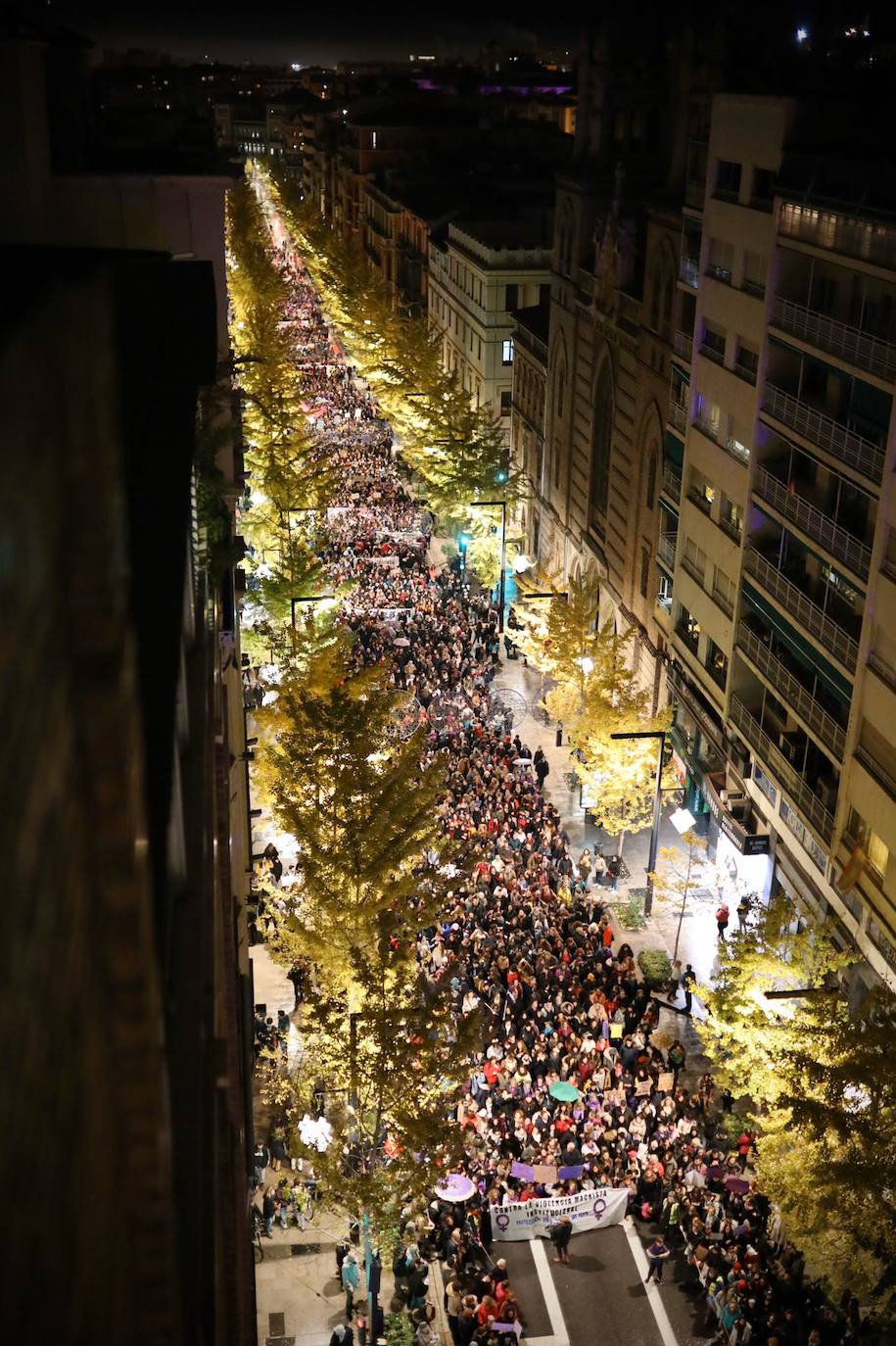 La manifestación con motivo del 25N ha puesto en valor la figura de la mujer con numerosos cánticos 