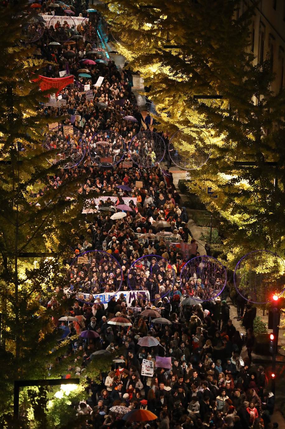 La manifestación con motivo del 25N ha puesto en valor la figura de la mujer con numerosos cánticos 