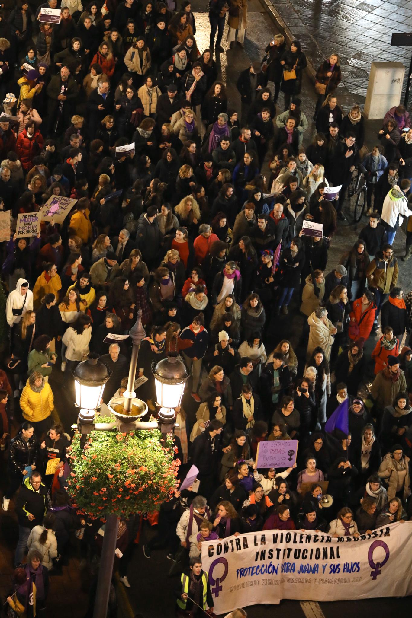 La manifestación con motivo del 25N ha puesto en valor la figura de la mujer con numerosos cánticos 