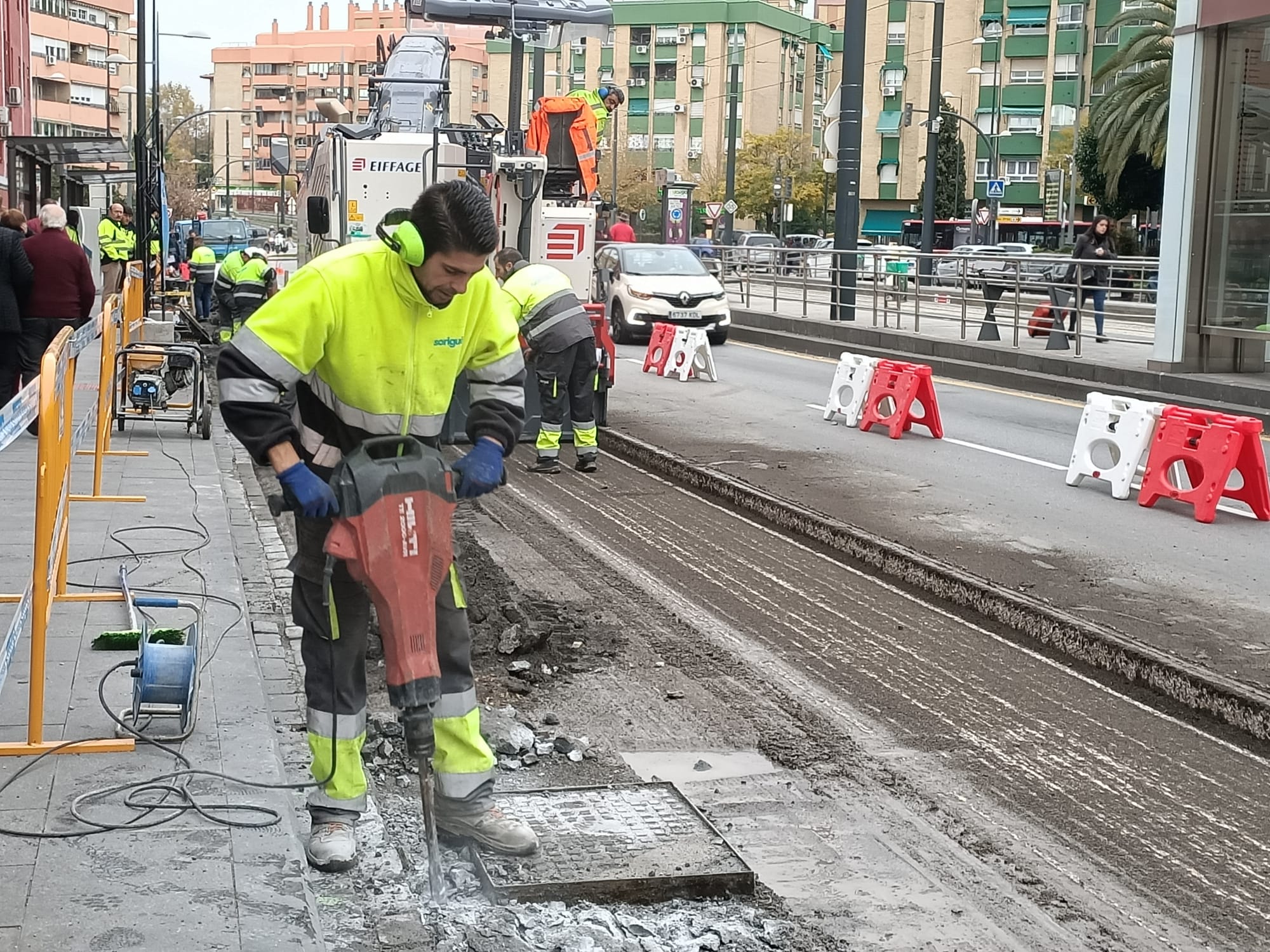 Fotos: Así están asfaltando las paradas de autobús en Granada