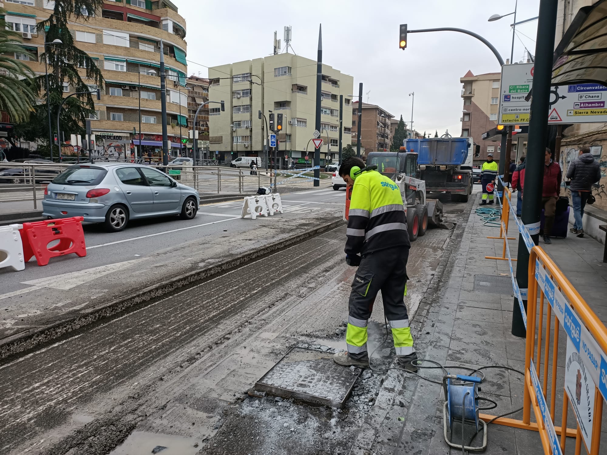 Fotos: Así están asfaltando las paradas de autobús en Granada