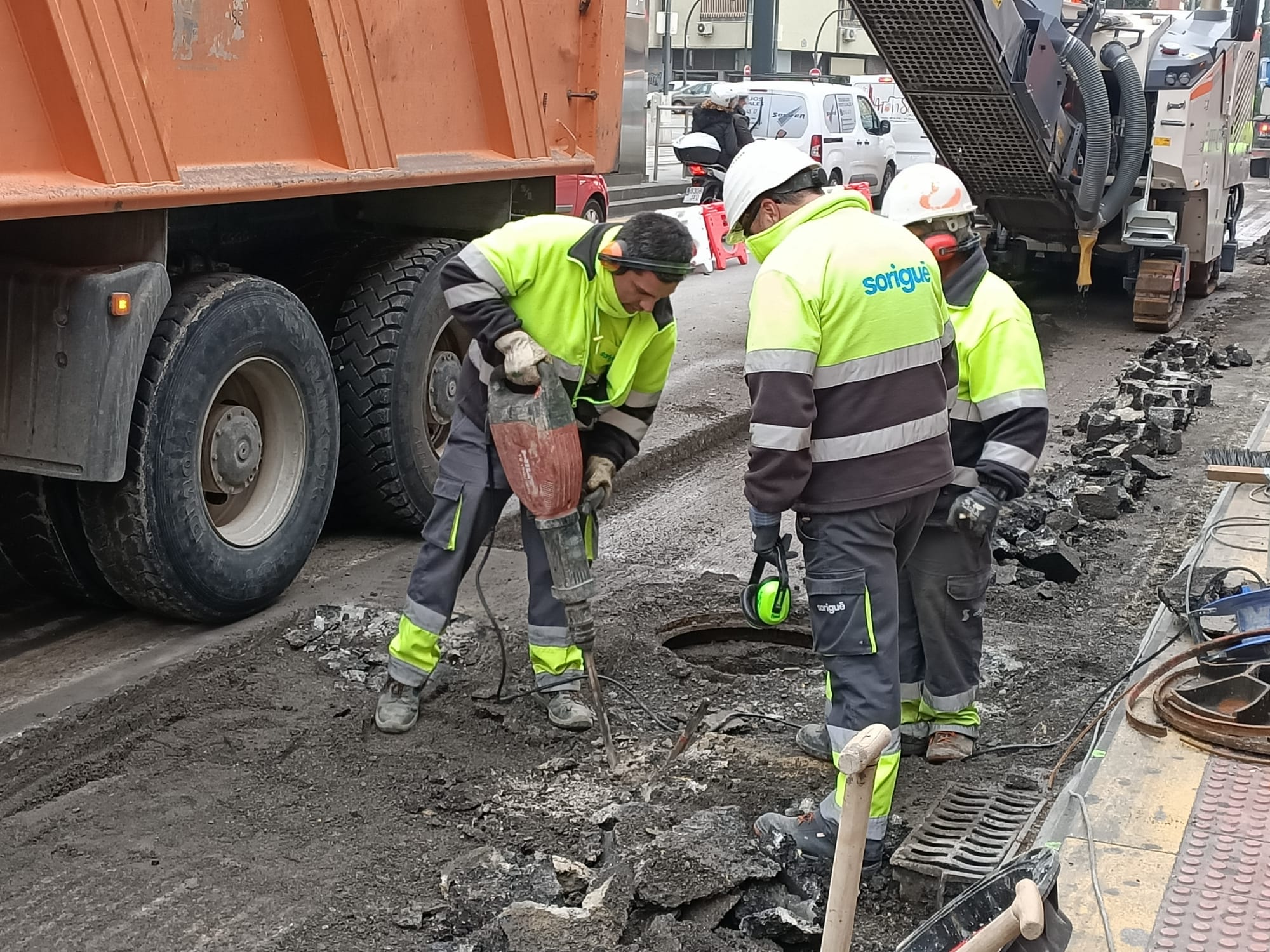 Fotos: Así están asfaltando las paradas de autobús en Granada