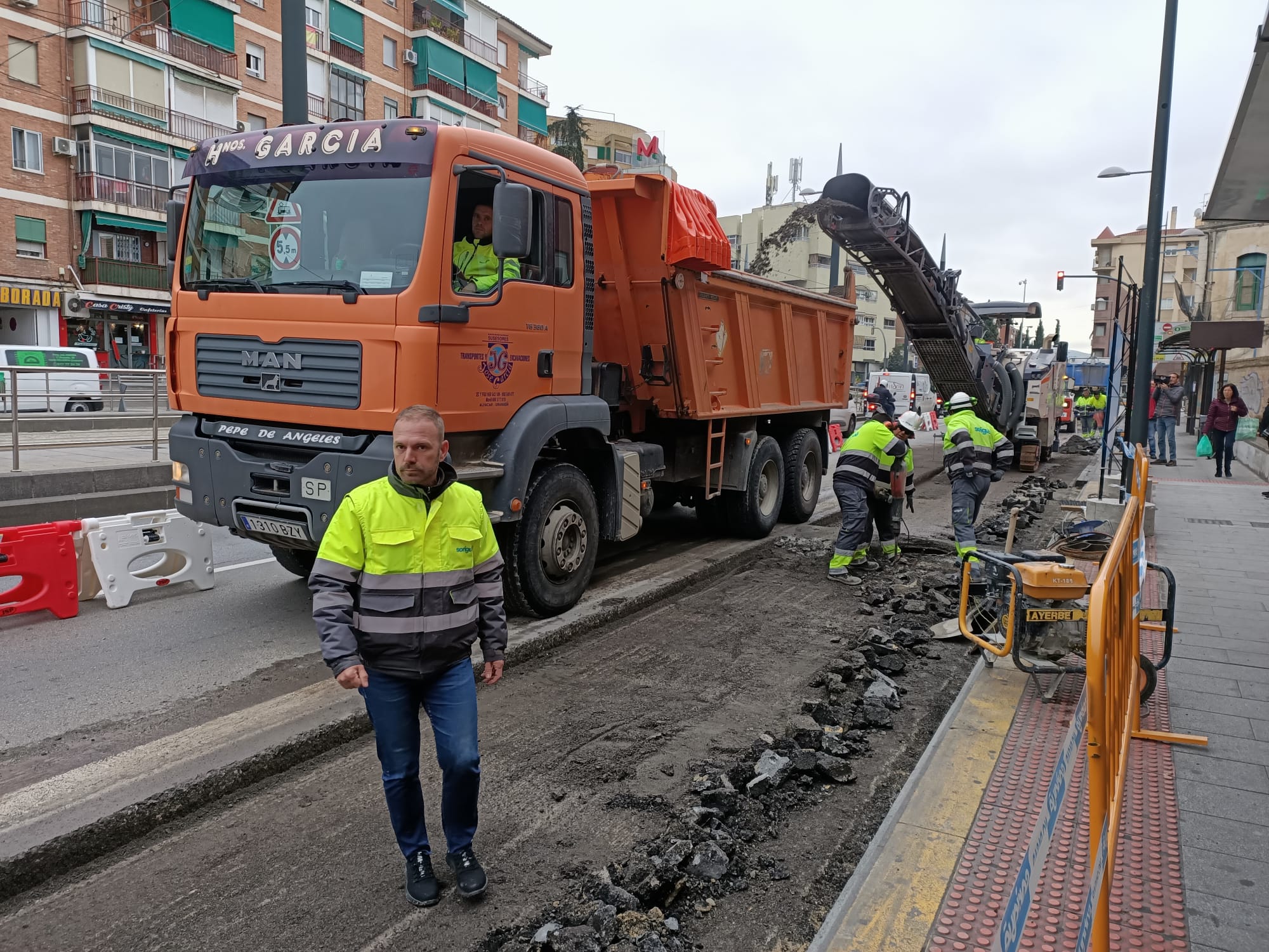 Fotos: Así están asfaltando las paradas de autobús en Granada