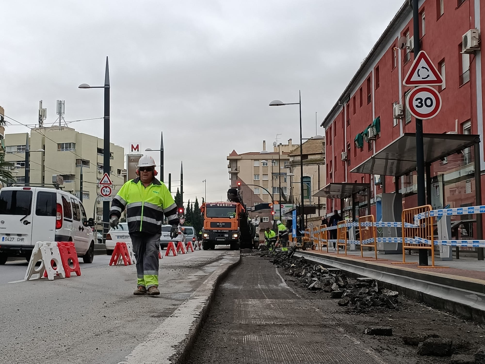 Fotos: Así están asfaltando las paradas de autobús en Granada