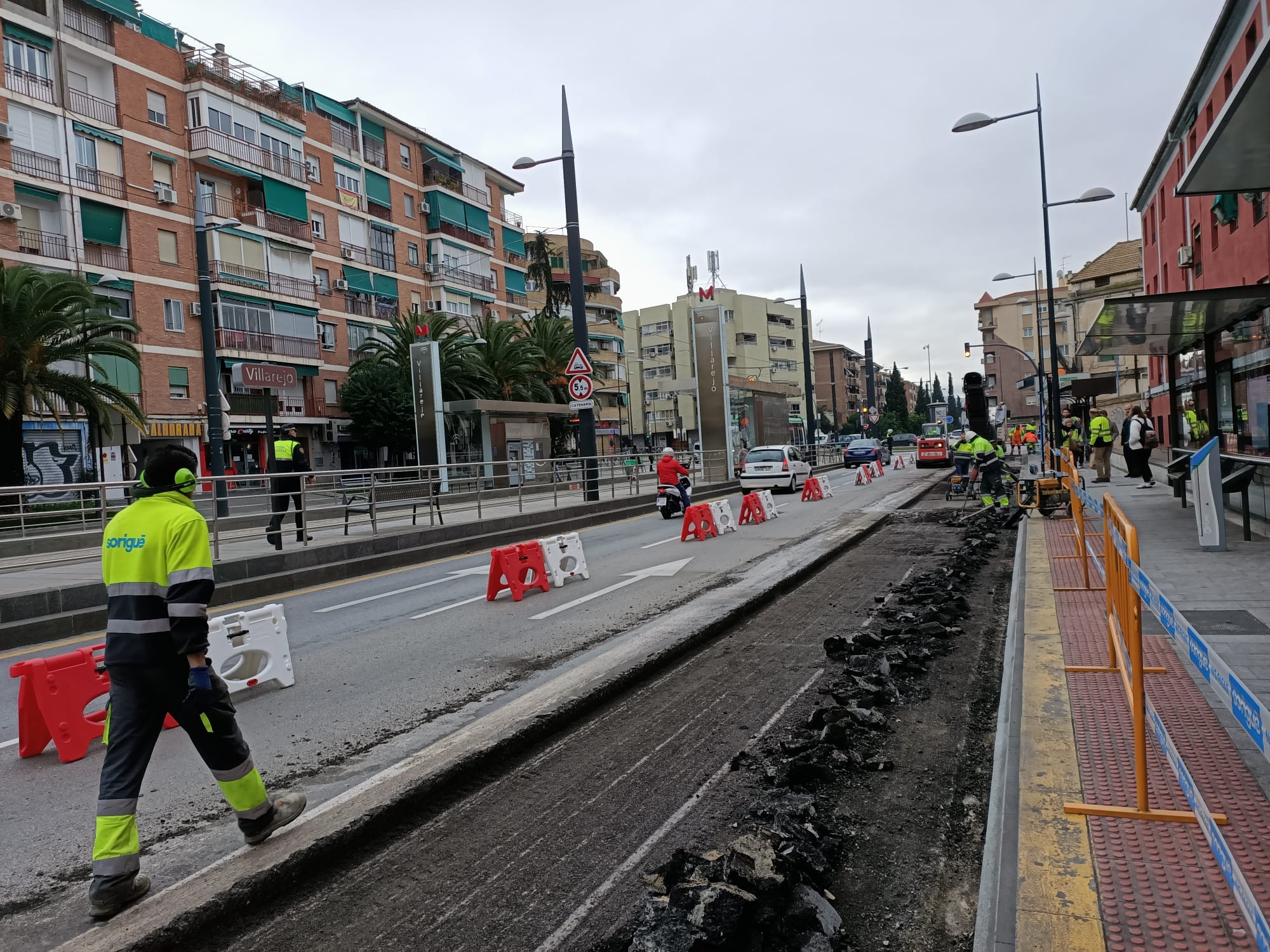 Fotos: Así están asfaltando las paradas de autobús en Granada