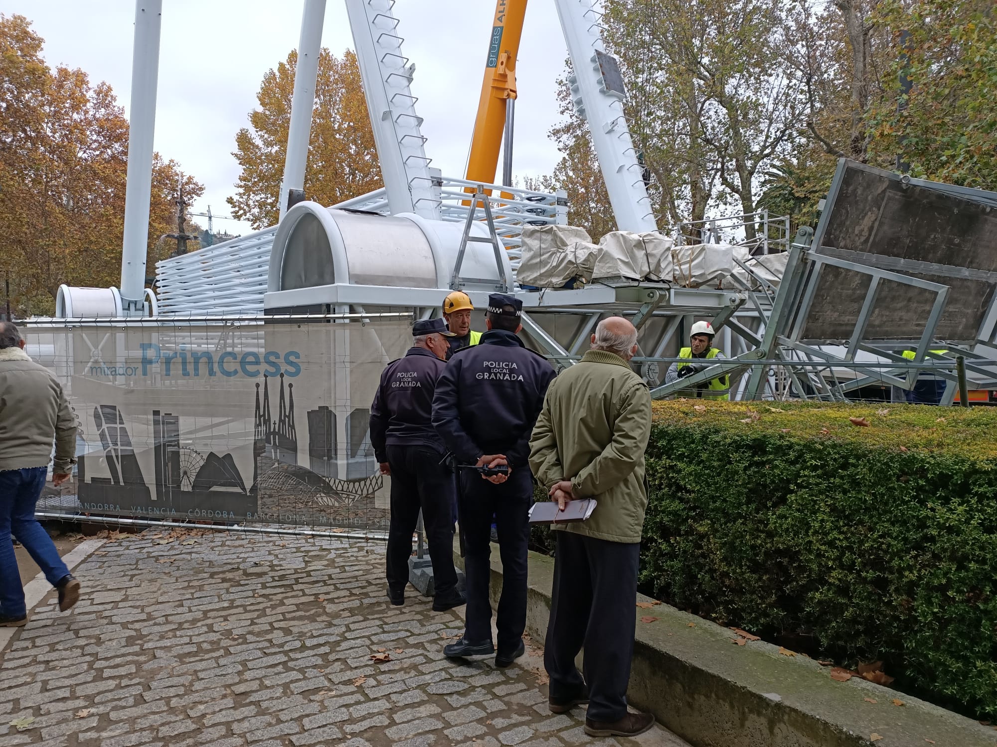 La atracción empieza a tomar forma en el Paseo del Salón.