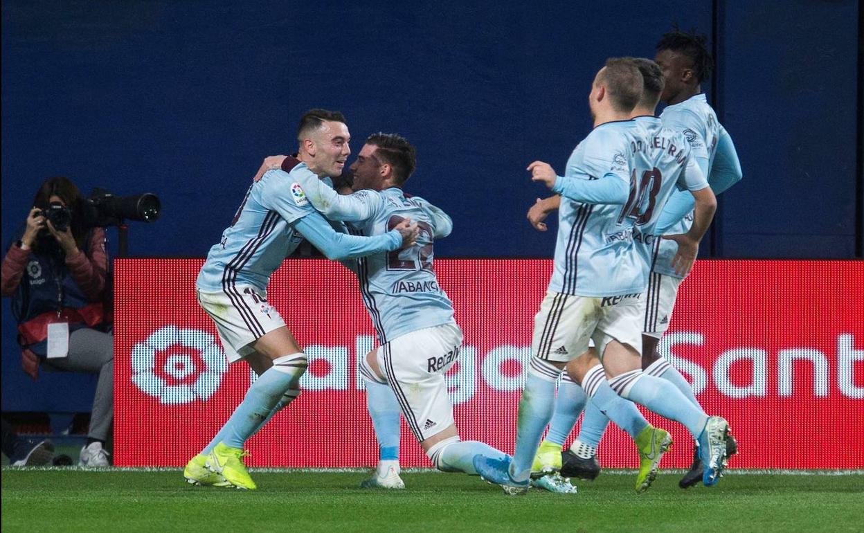 Iago Aspas celebra su segundo gol en el Estadio de la Cerámica junto a sus compañeros. 