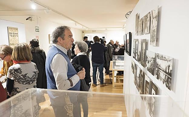 Asistentes a la inauguración de la exposición.