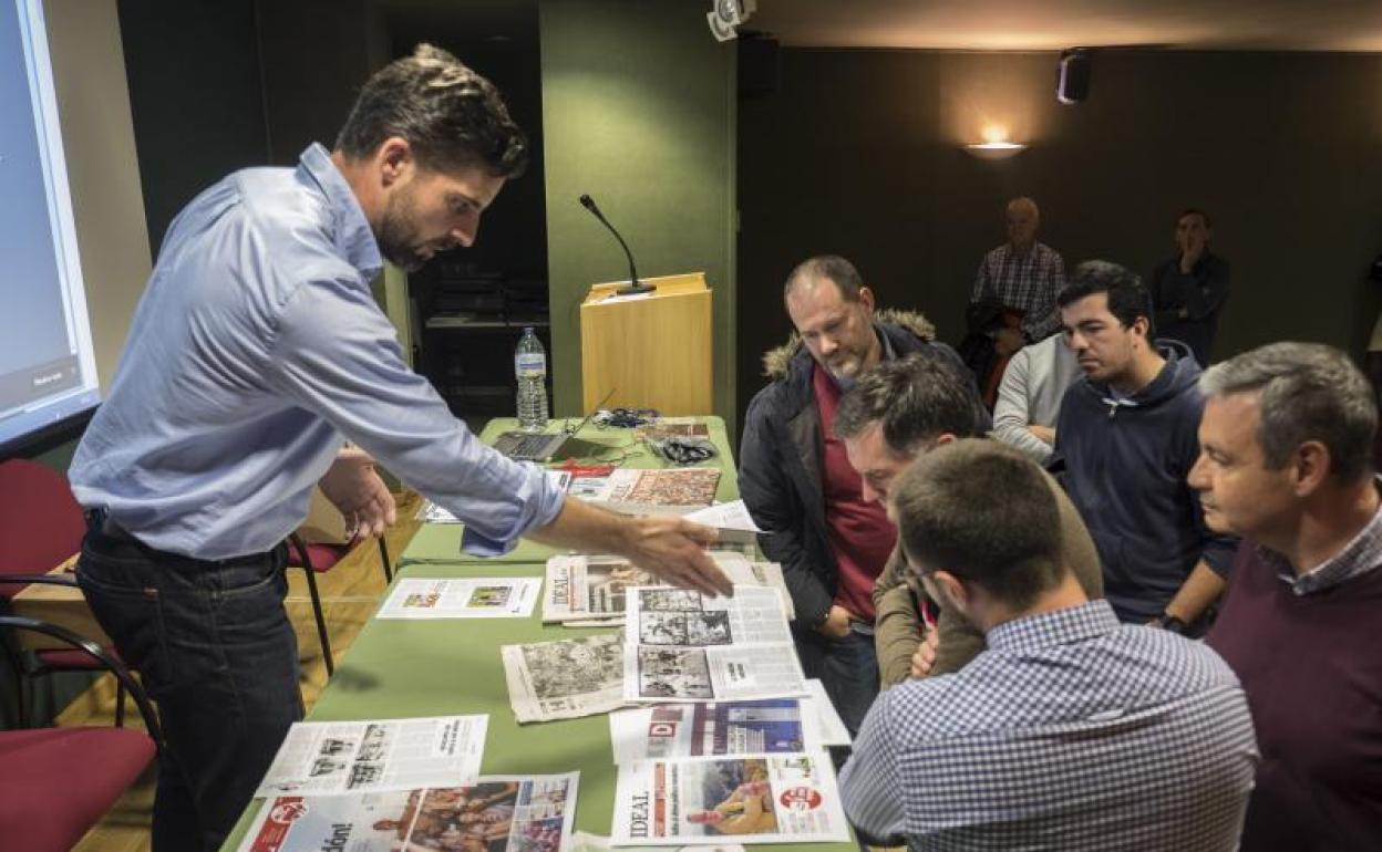 Rafael Lamelas, jefe de Deportes en IDEAL, comenta con un grupo de suscriptores on+ las portadas y noticias publicadas sobre el Granada CF. 