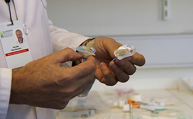 Imagen principal - Una investigación granadina advierte que los recién nacidos están rodeados de plásticos con sustancias químicas perjudiciales