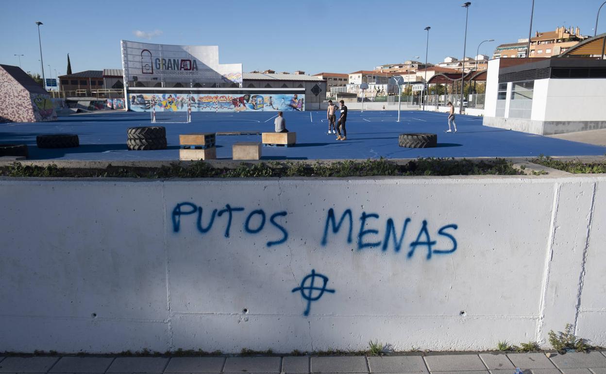 Pintada contra los menores inmigrantes, en el antiguo botellódromo.