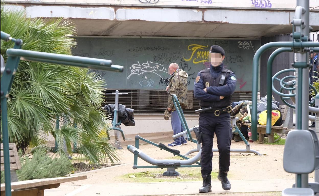 La Policía Local desaloja el asentamiento de indigentes de San Jerónimo