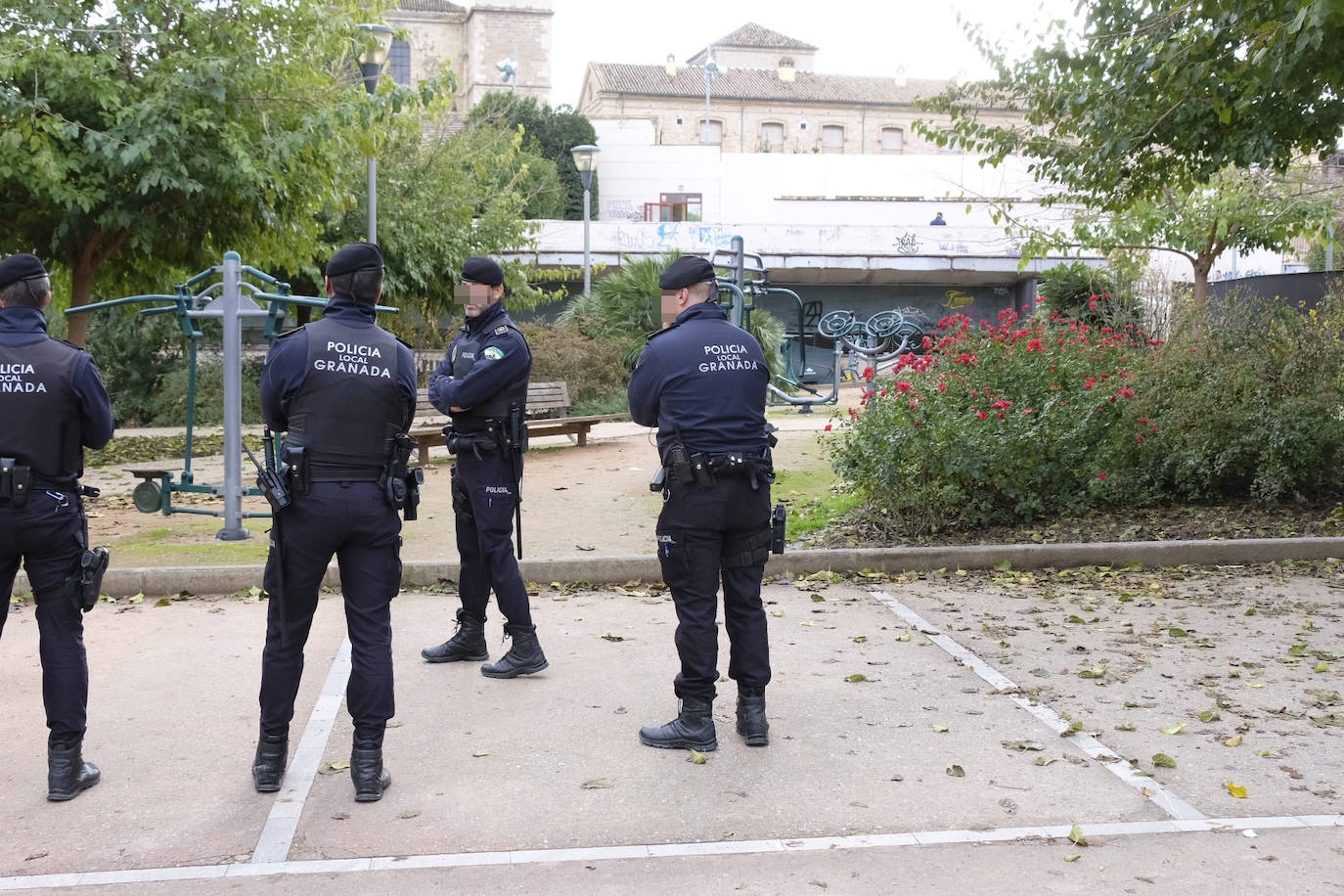 La Polcía Local procede al desalojo del parque donde se encontraban los indigentes