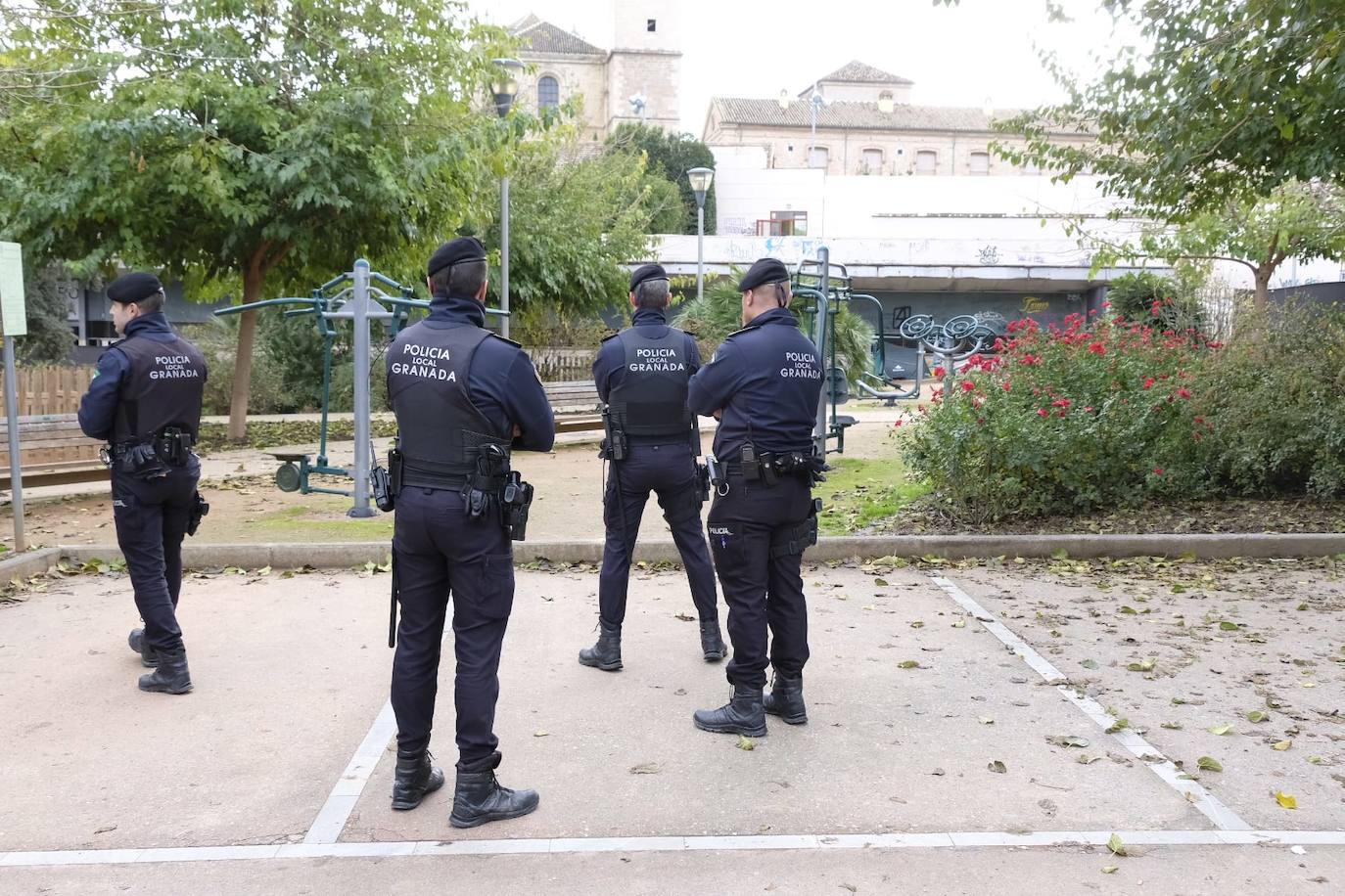 La Polcía Local procede al desalojo del parque donde se encontraban los indigentes