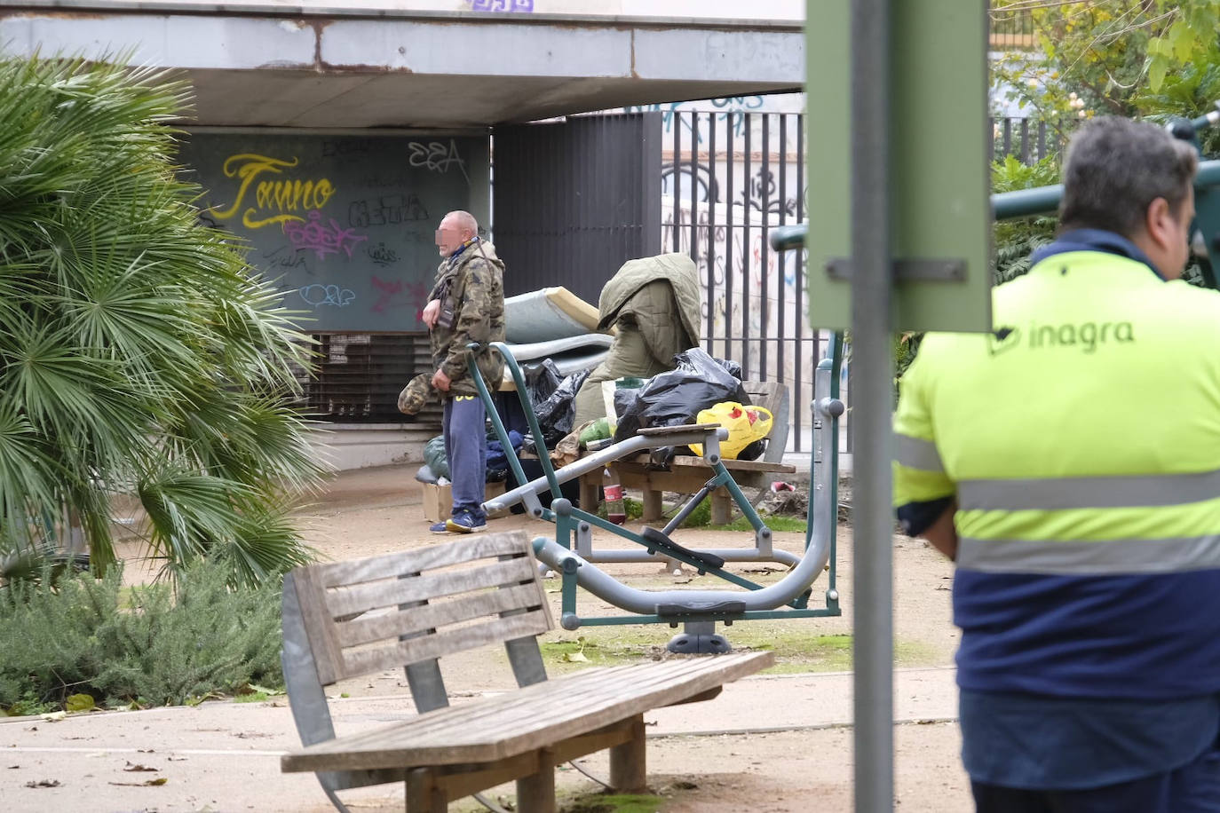 La Polcía Local procede al desalojo del parque donde se encontraban los indigentes