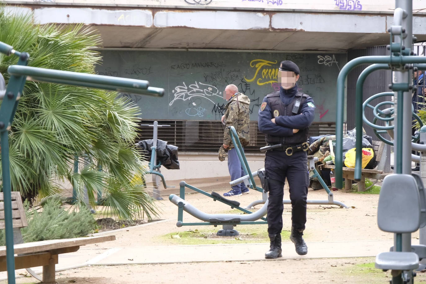 La Polcía Local procede al desalojo del parque donde se encontraban los indigentes