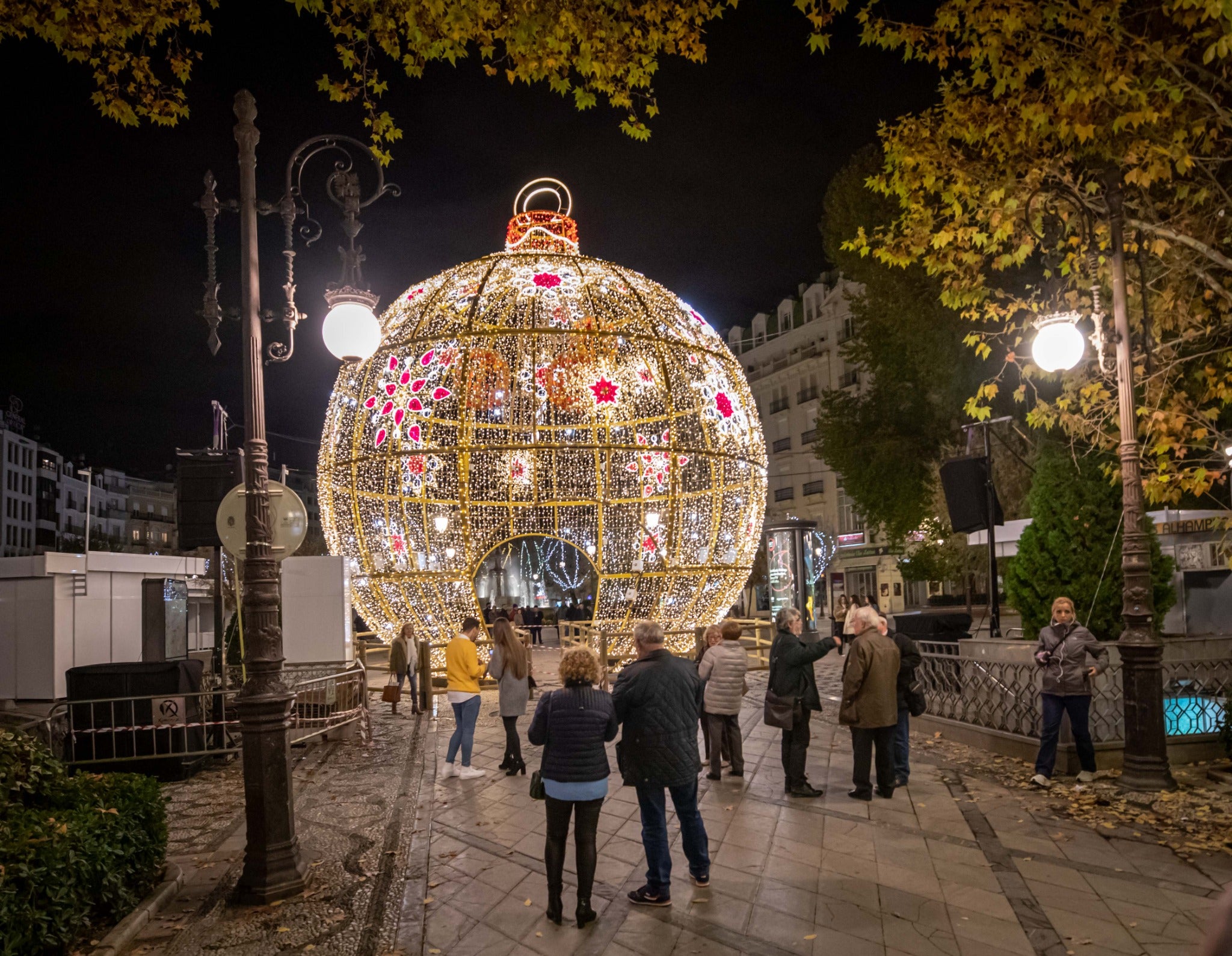 La gran bola de la Fuente de las Batallas y otras localizaciones como Ganivet o Plaza del Carmen se han encendido por unos minutos esta noche 