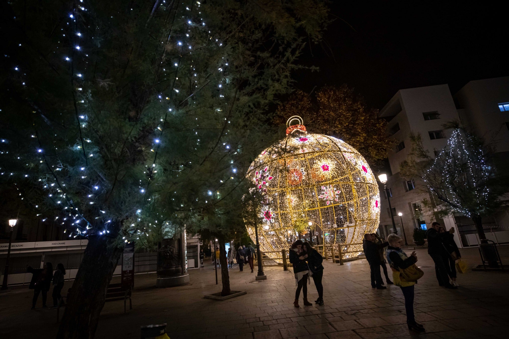 La gran bola de la Fuente de las Batallas y otras localizaciones como Ganivet o Plaza del Carmen se han encendido por unos minutos esta noche 