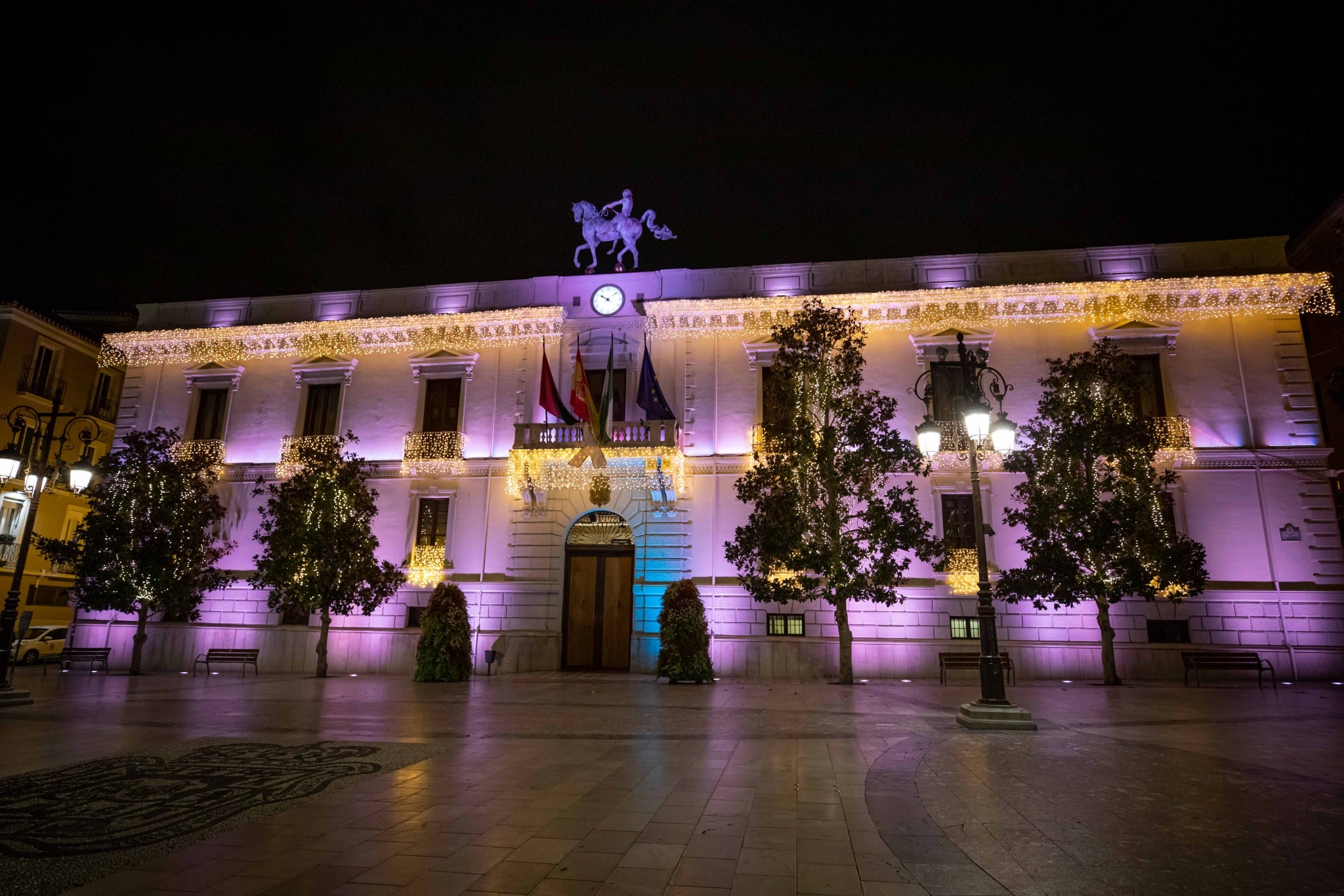 La gran bola de la Fuente de las Batallas y otras localizaciones como Ganivet o Plaza del Carmen se han encendido por unos minutos esta noche 