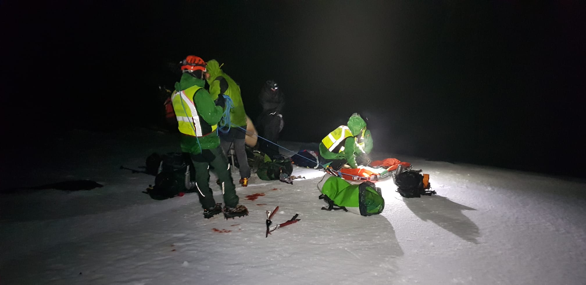 Imagen principal - Sucesos en Granada | Rescatado un montañero que había caído por un barranco en Capileira