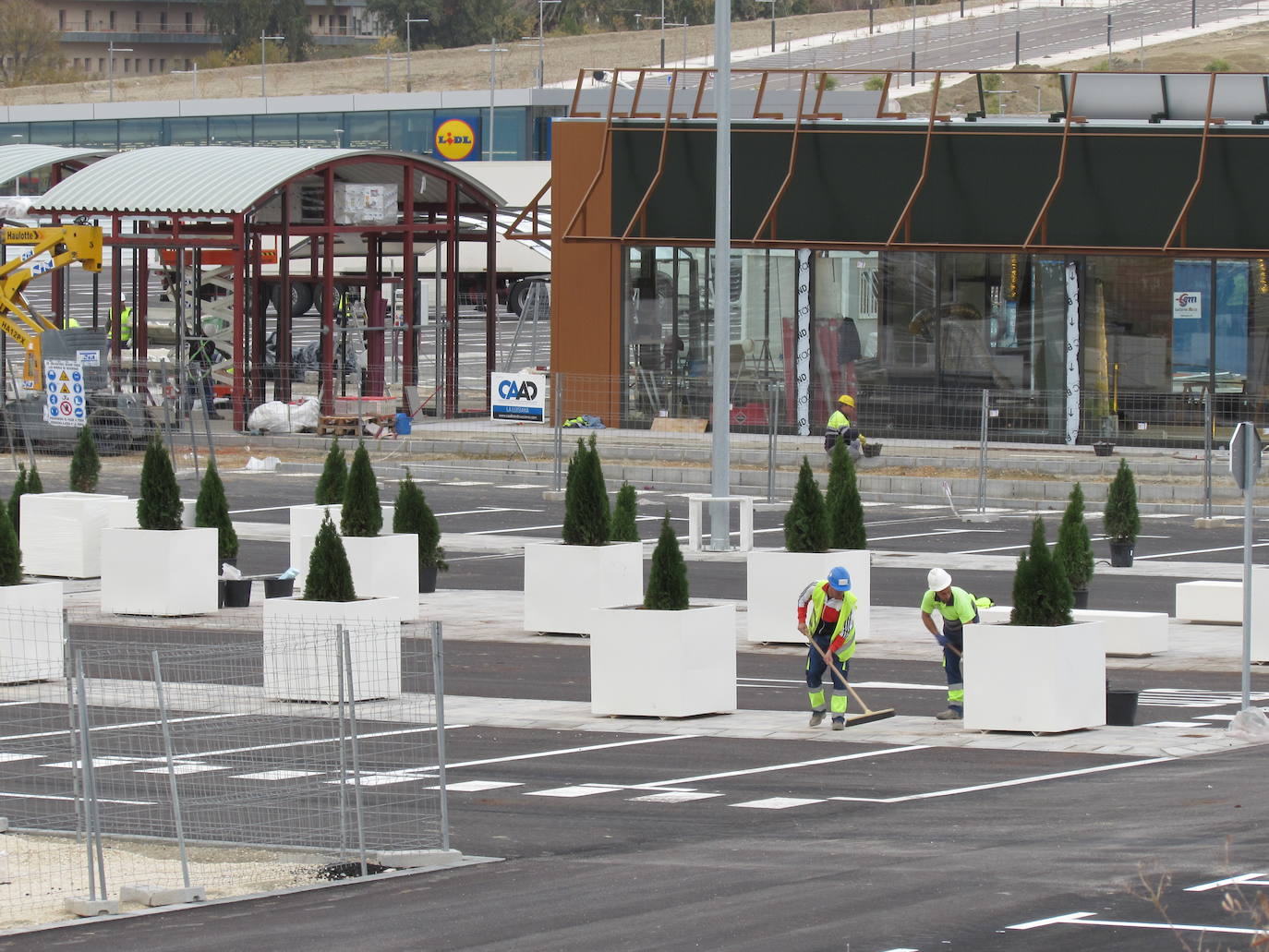 Al menos seis firmas abrirán el viernes, en un acto con carpa, autoridades y vídeo, y otras como Decathlon lo harán en diciembre 