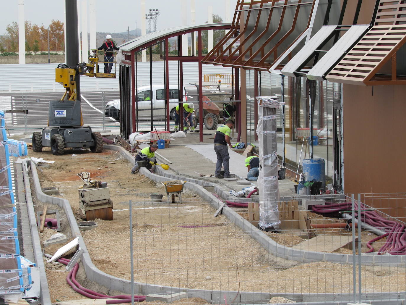 Al menos seis firmas abrirán el viernes, en un acto con carpa, autoridades y vídeo, y otras como Decathlon lo harán en diciembre 