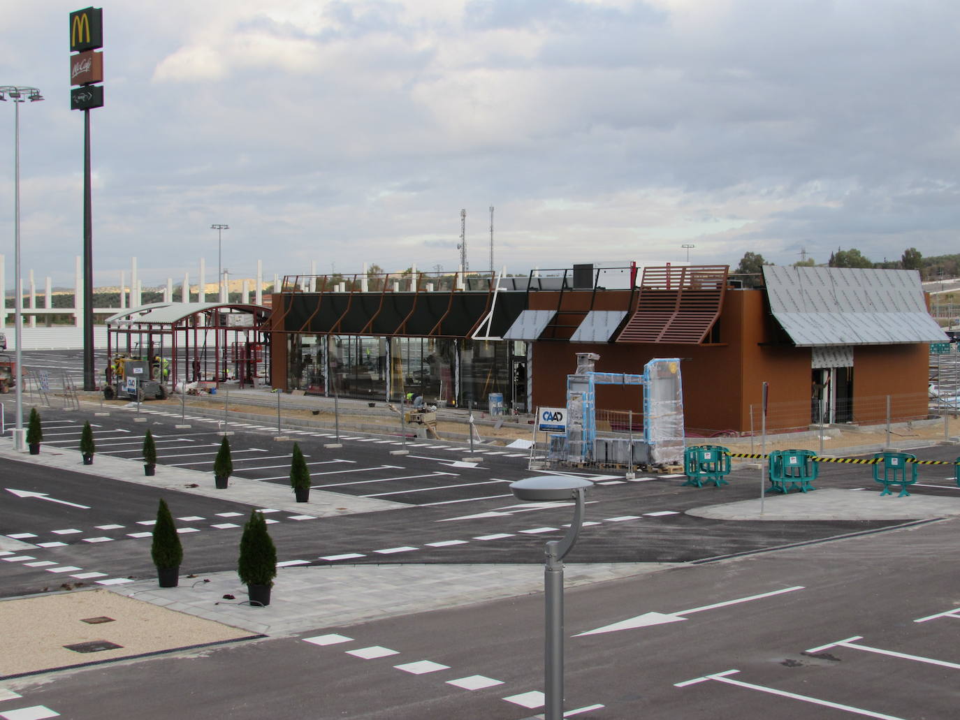 Al menos seis firmas abrirán el viernes, en un acto con carpa, autoridades y vídeo, y otras como Decathlon lo harán en diciembre 