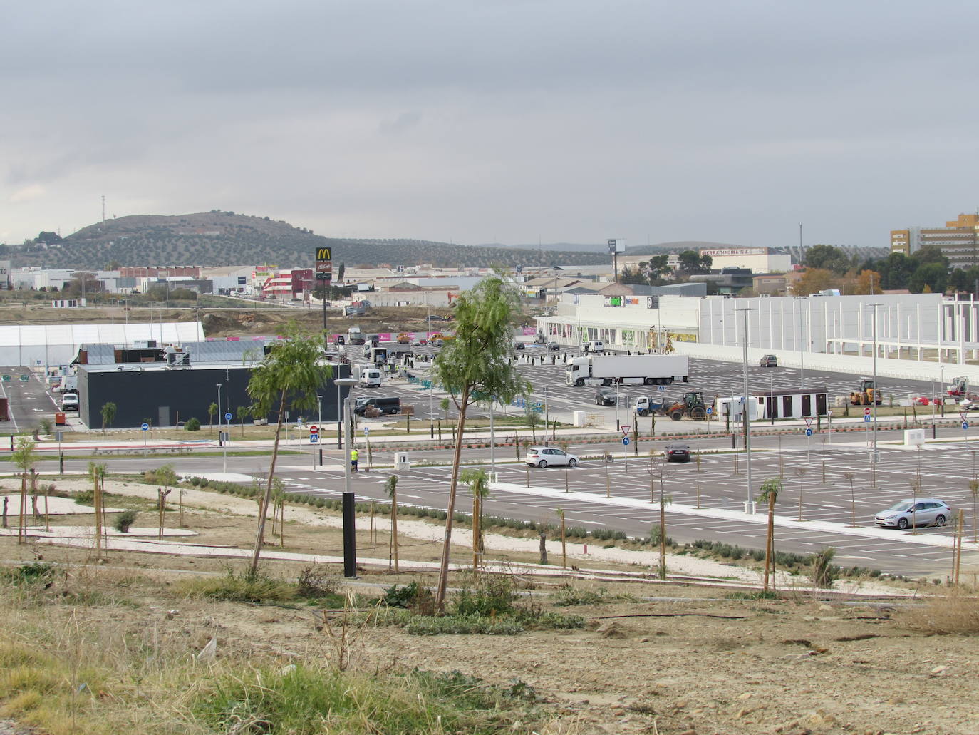 Al menos seis firmas abrirán el viernes, en un acto con carpa, autoridades y vídeo, y otras como Decathlon lo harán en diciembre 