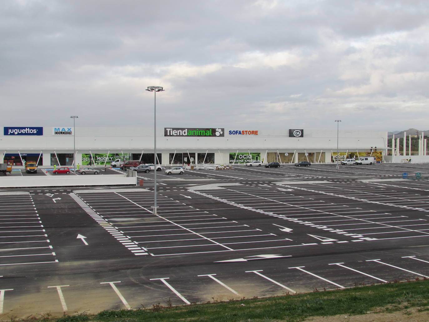 Al menos seis firmas abrirán el viernes, en un acto con carpa, autoridades y vídeo, y otras como Decathlon lo harán en diciembre 