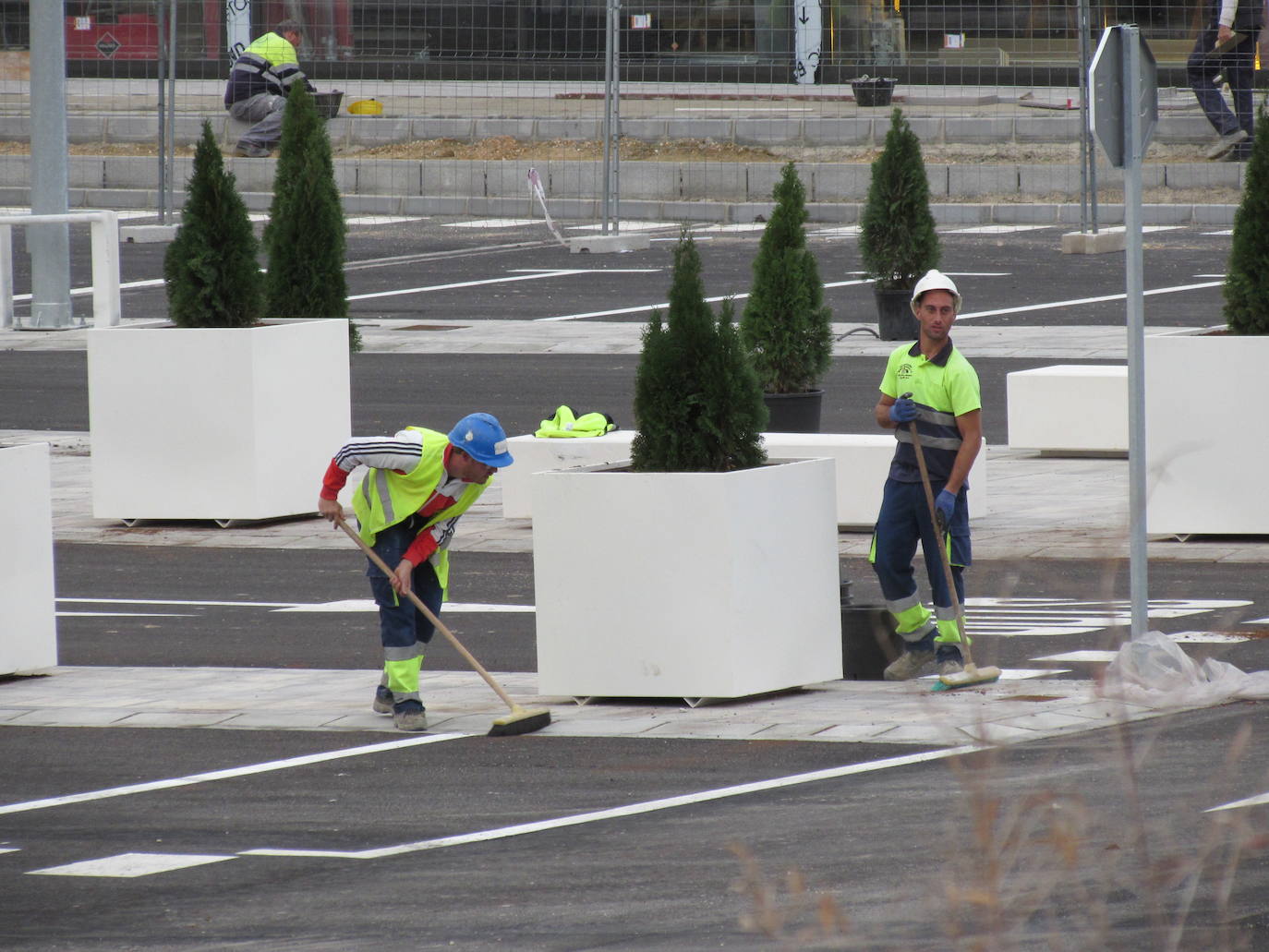 Al menos seis firmas abrirán el viernes, en un acto con carpa, autoridades y vídeo, y otras como Decathlon lo harán en diciembre 