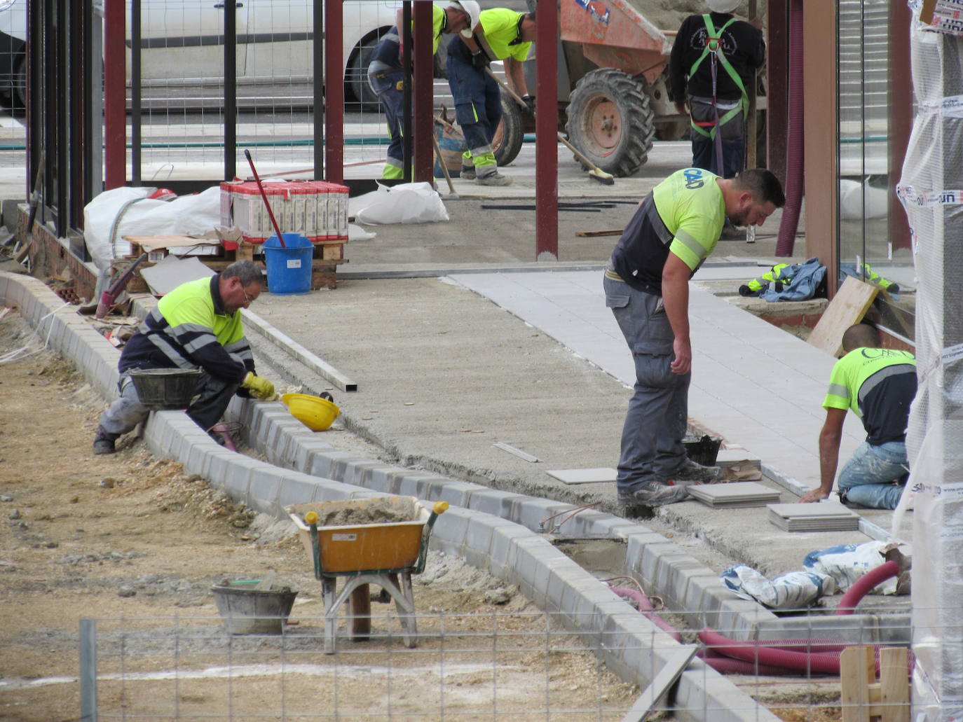 Al menos seis firmas abrirán el viernes, en un acto con carpa, autoridades y vídeo, y otras como Decathlon lo harán en diciembre 