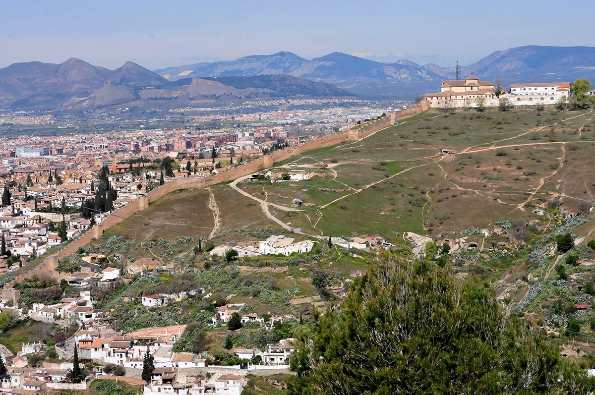 La muralla de San Miguel y Sacromonte desde el mirador de los Halconeros 