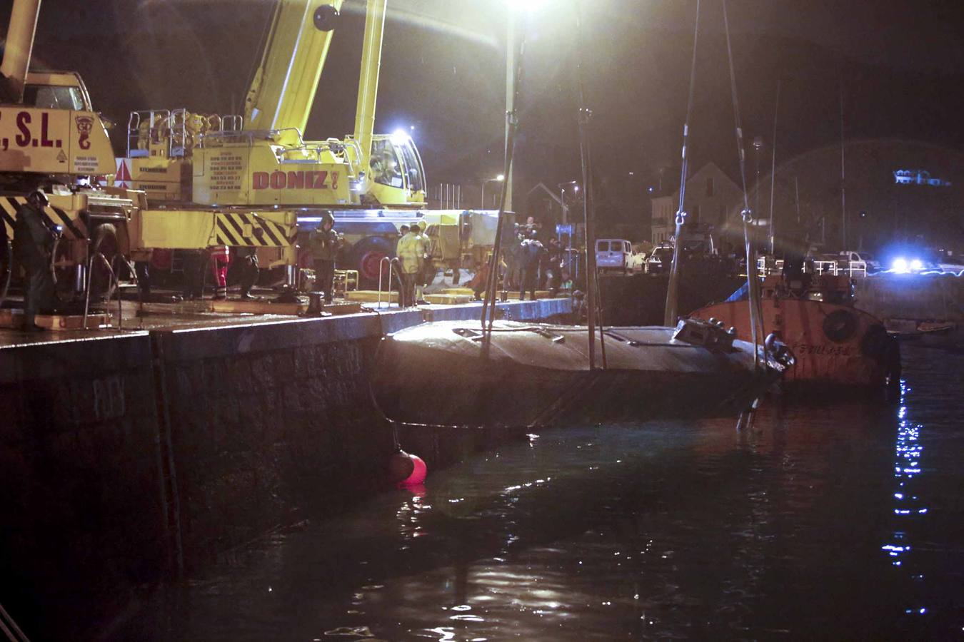 Una grúa transporta uno de los narcosubmarinos interceptados