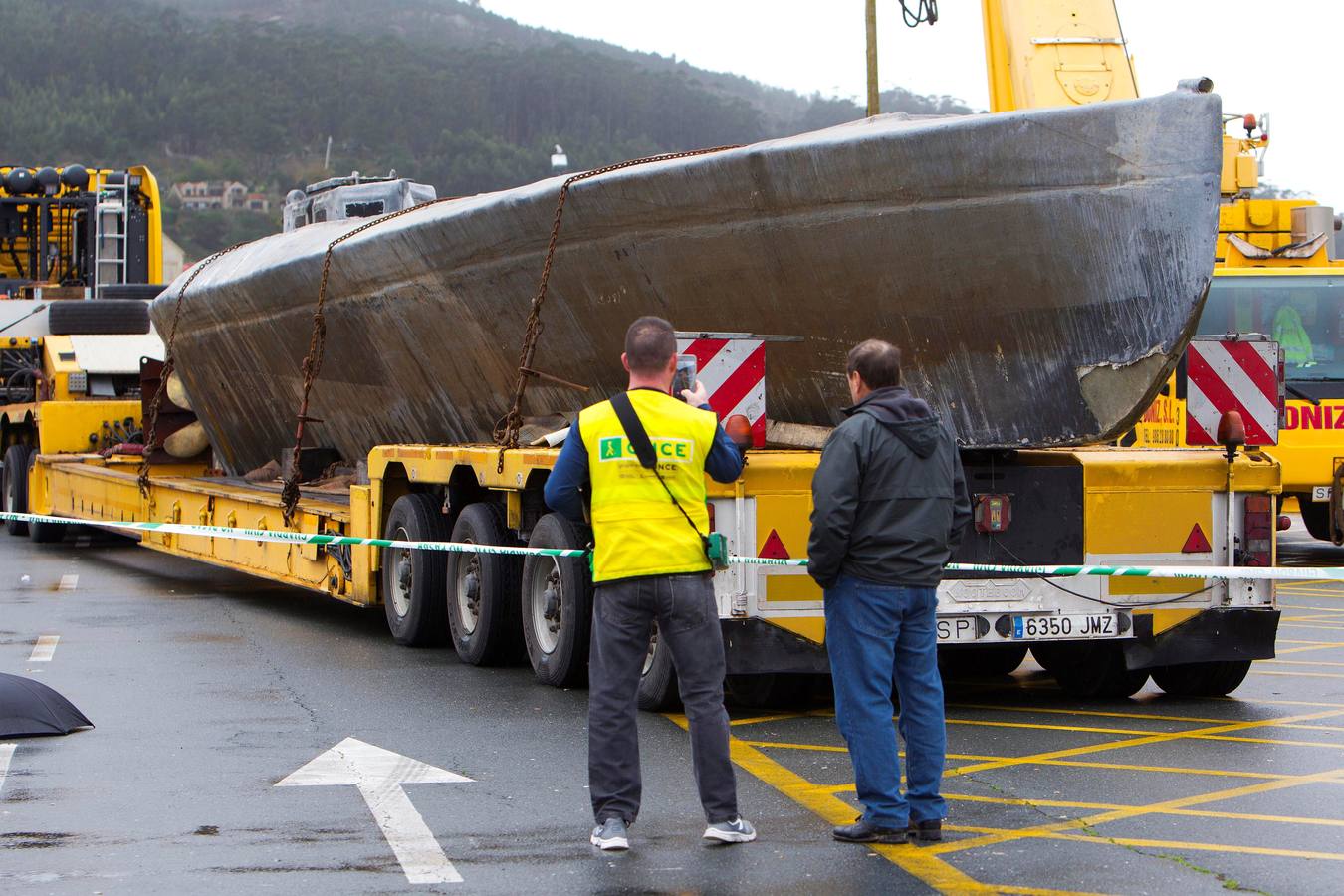 Una grúa transporta uno de los narcosubmarinos interceptados