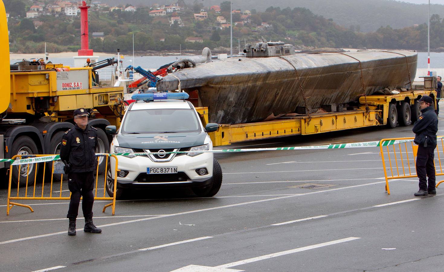 Una grúa transporta uno de los narcosubmarinos interceptados