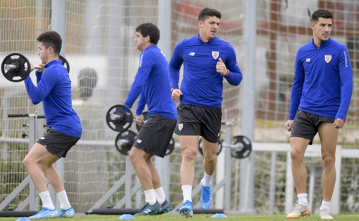 Granada CF | Raúl García entrena aparte pero no está descartado para el domingo