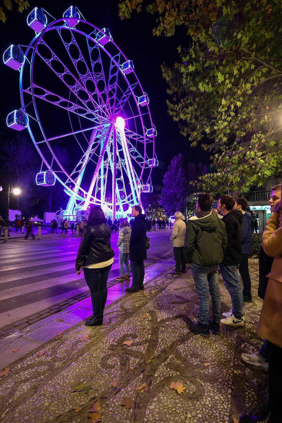 El alcalde de Granada, Luis Salvador, ha asistido a la inauguración de esta atracción, que centrará la atención de la Navidad en la capital 