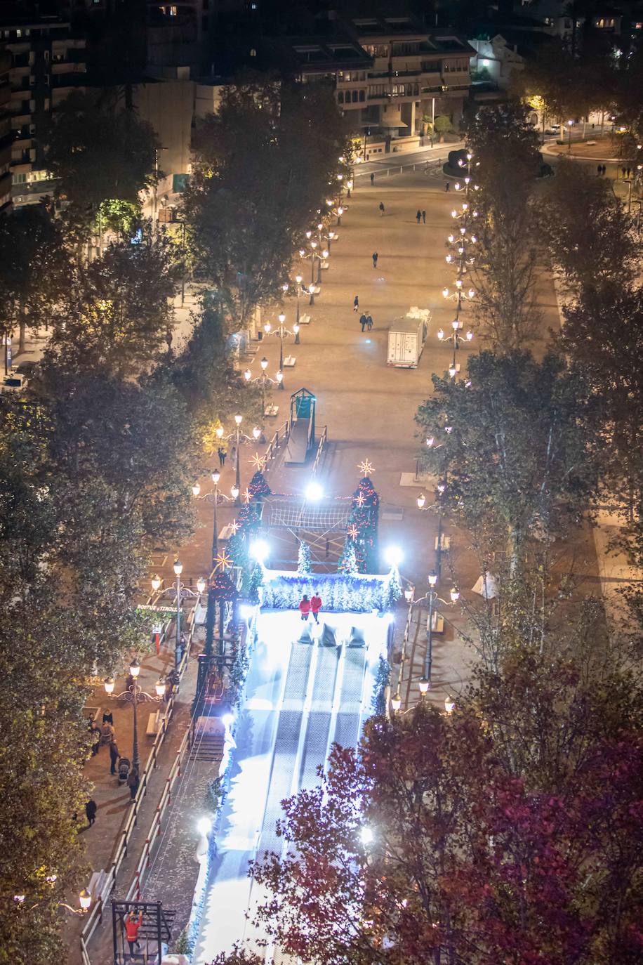 El alcalde de Granada, Luis Salvador, ha asistido a la inauguración de esta atracción, que centrará la atención de la Navidad en la capital 