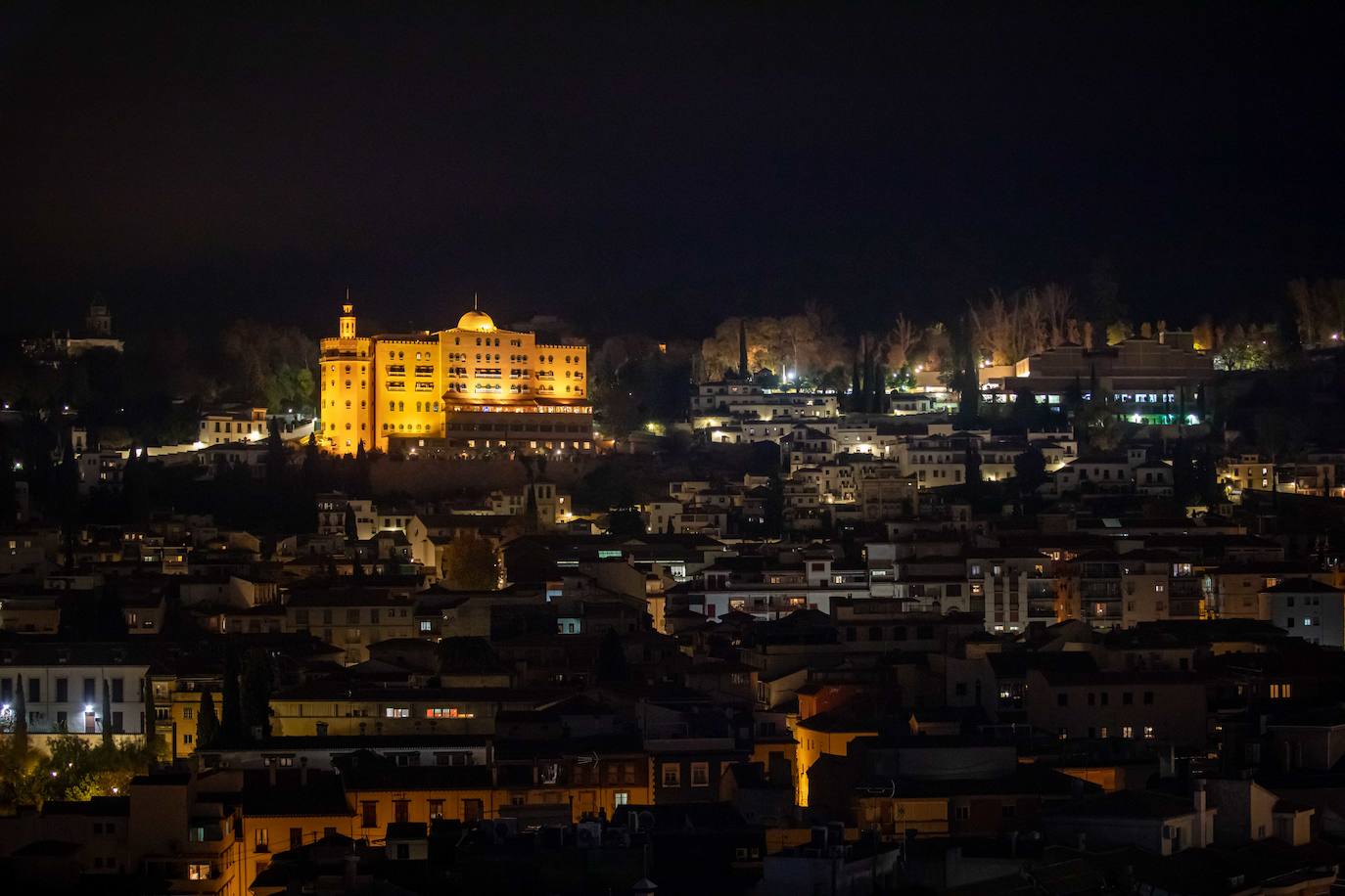 El alcalde de Granada, Luis Salvador, ha asistido a la inauguración de esta atracción, que centrará la atención de la Navidad en la capital 