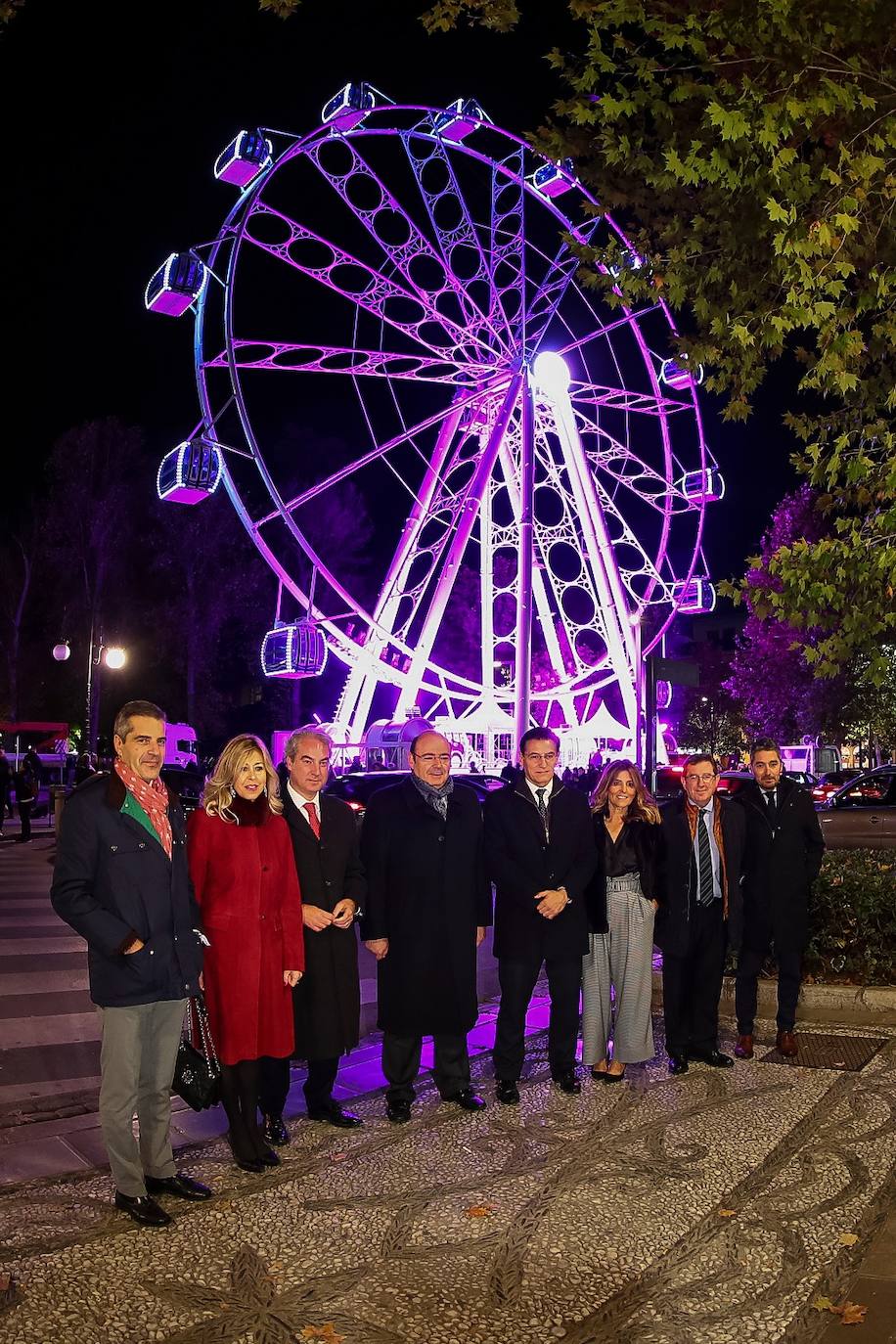 El alcalde de Granada, Luis Salvador, ha asistido a la inauguración de esta atracción, que centrará la atención de la Navidad en la capital 