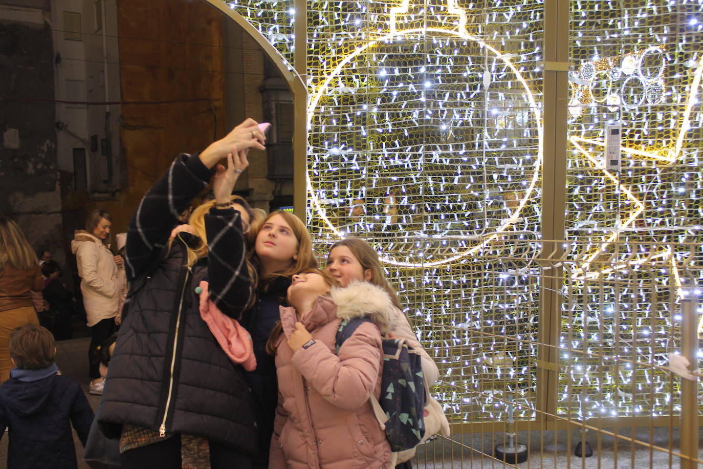 A las 19:00 horas de este jueves, ha tenido lugar el encendido de las luces de Navidad, en la plaza de Santa María