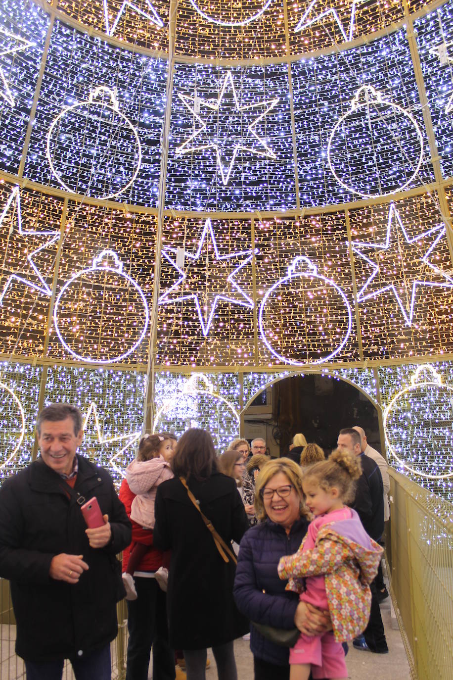 A las 19:00 horas de este jueves, ha tenido lugar el encendido de las luces de Navidad, en la plaza de Santa María