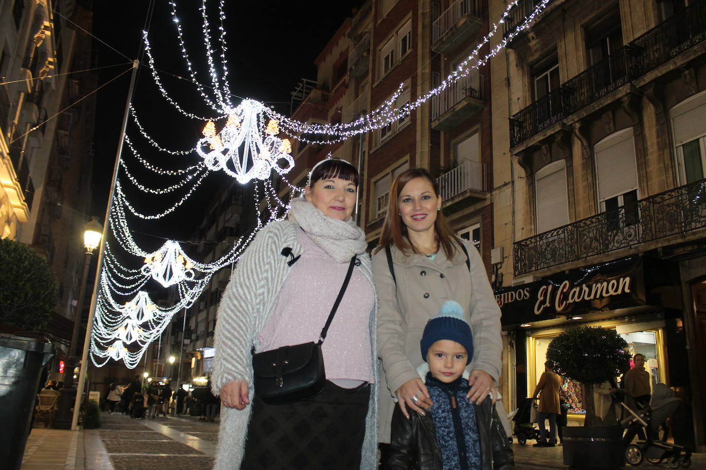 A las 19:00 horas de este jueves, ha tenido lugar el encendido de las luces de Navidad, en la plaza de Santa María