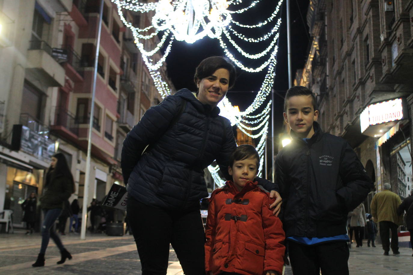A las 19:00 horas de este jueves, ha tenido lugar el encendido de las luces de Navidad, en la plaza de Santa María