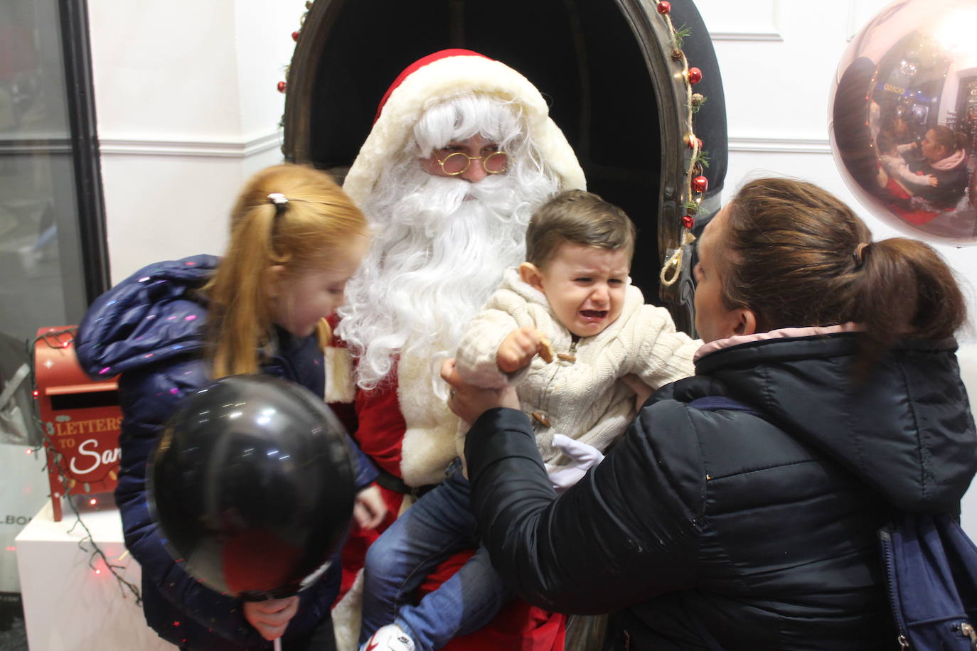A las 19:00 horas de este jueves, ha tenido lugar el encendido de las luces de Navidad, en la plaza de Santa María