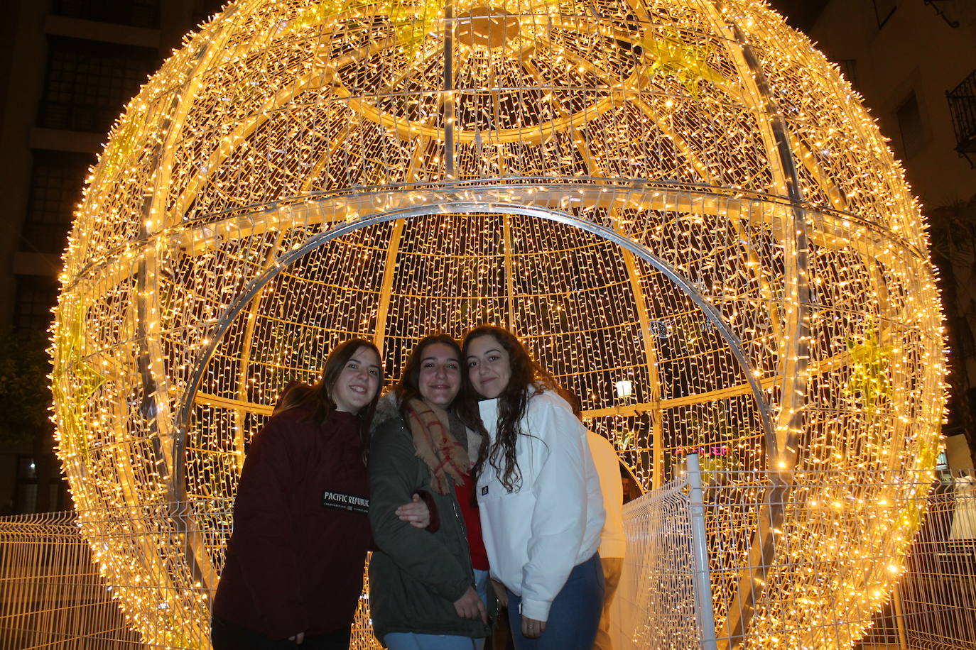 A las 19:00 horas de este jueves, ha tenido lugar el encendido de las luces de Navidad, en la plaza de Santa María