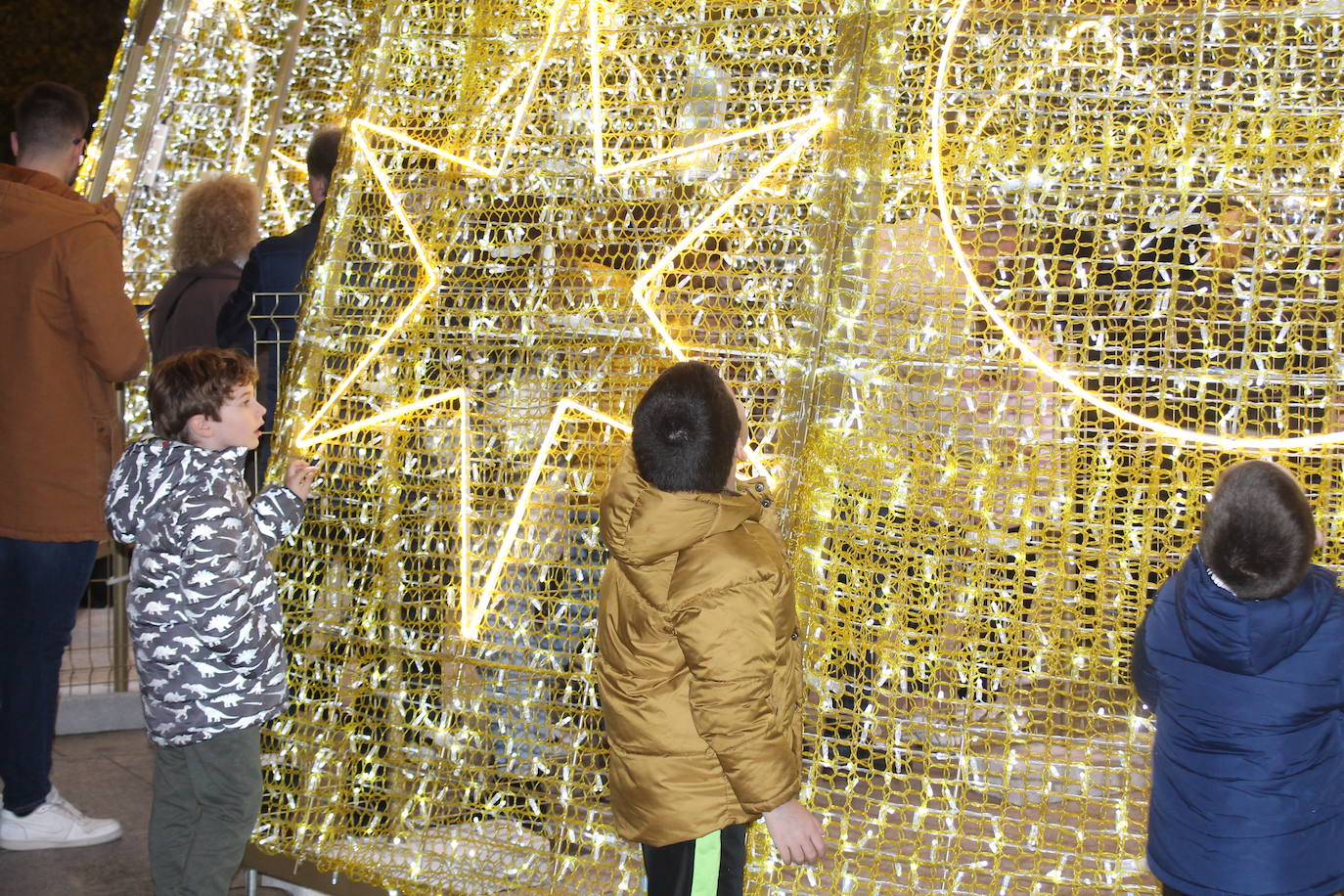 A las 19:00 horas de este jueves, ha tenido lugar el encendido de las luces de Navidad, en la plaza de Santa María