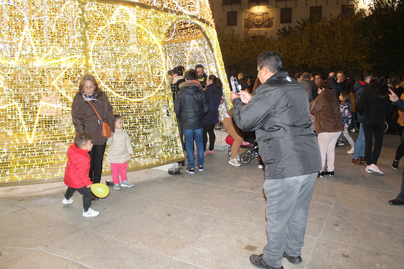 A las 19:00 horas de este jueves, ha tenido lugar el encendido de las luces de Navidad, en la plaza de Santa María